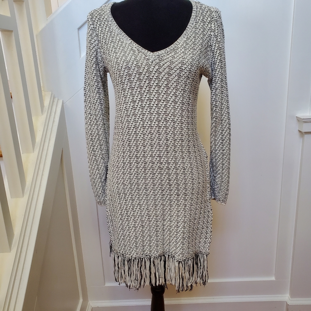 Long tunic v-neck long sleeve fringe bottom black & white sweater knit